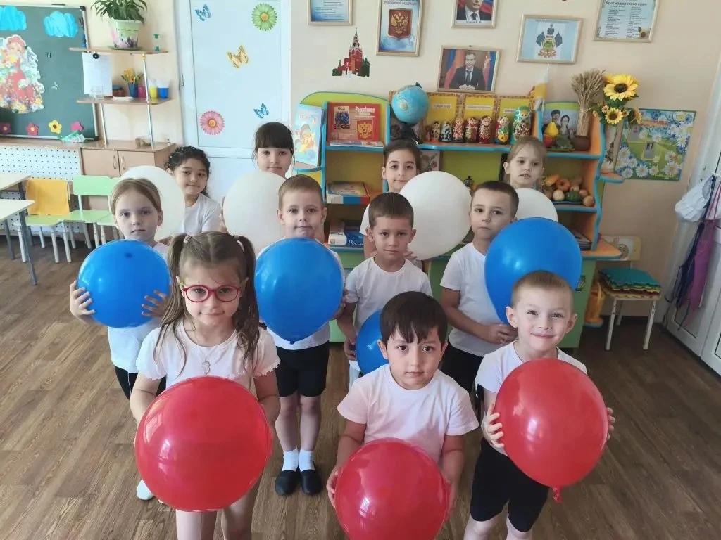 🇷🇺🎉 В подготовительной к школе группе прошли мероприятия, посвященные Дню России! 🎉🇷🇺

Ребята 