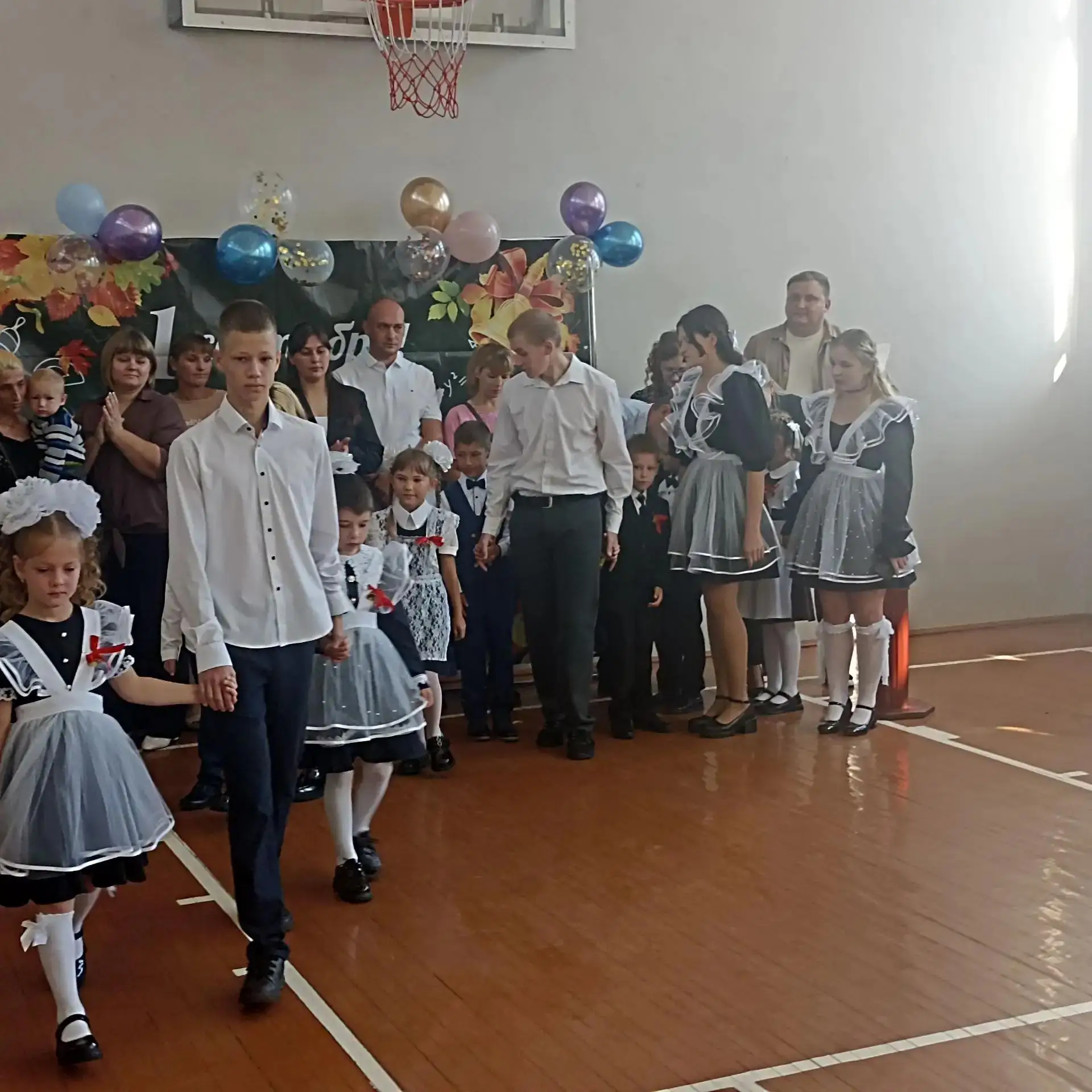 Сегодня школьный двор вновь наполнился музыкой, цветами и радостными голосами! Мы с гор...