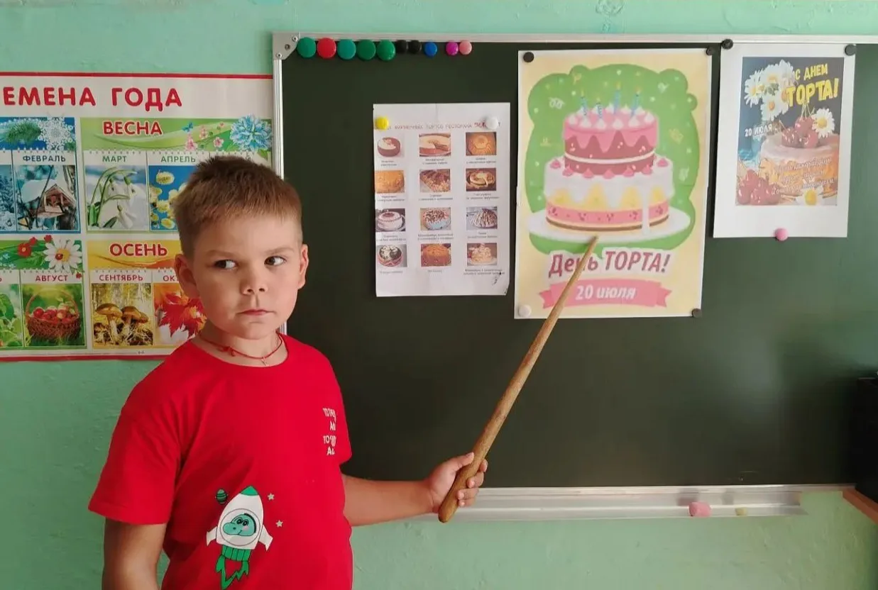 20 июля отмечается праздник «День торта». Во второй разновозрастной группе воспитатель провел беседу