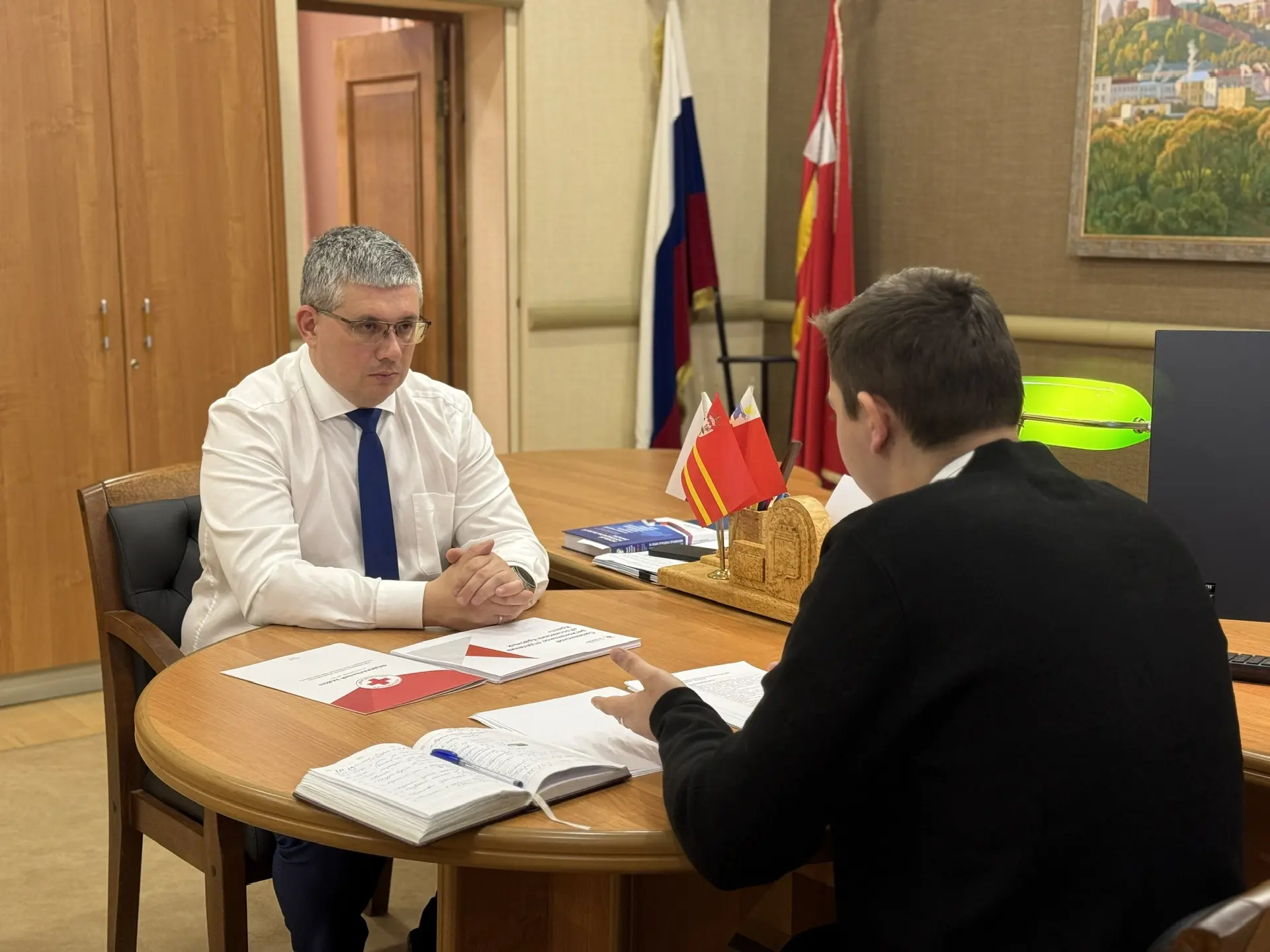 Встретился с председателем Смоленского регионального отделения «Российский Красный Крест» Алексеем С