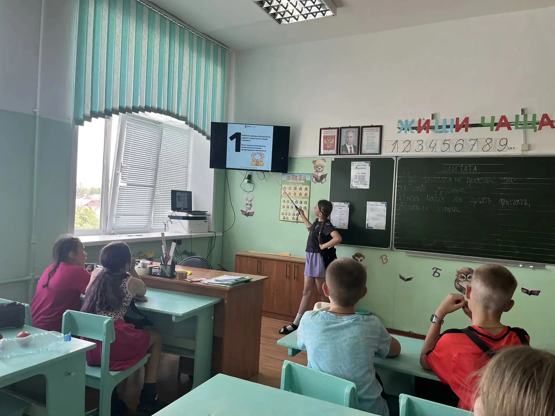 Воспитатели лагеря "Маяк" для отдыхающих, в рамках акции "Мои безопасные каникулы" провели лекцию-бе
