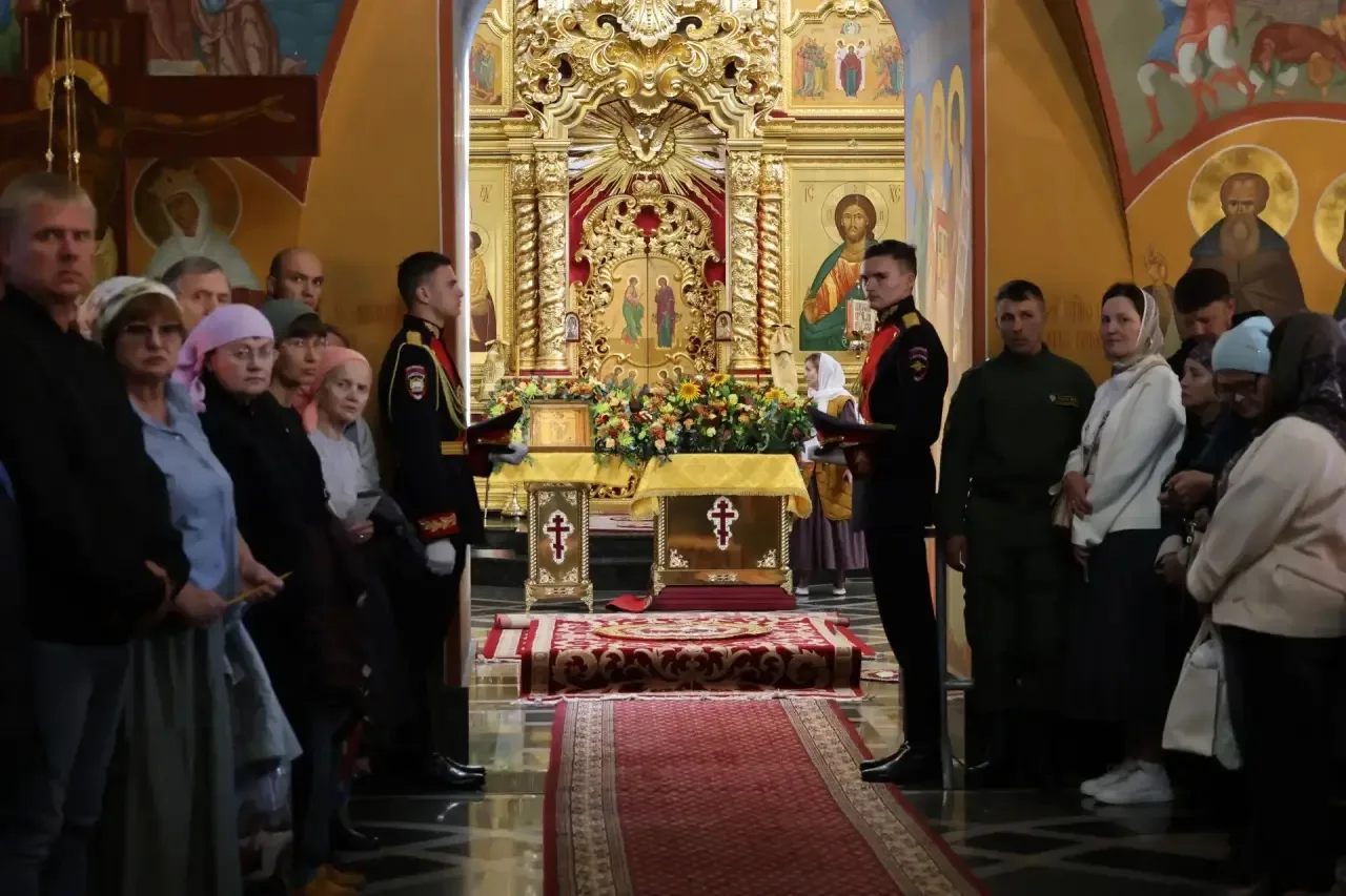 Первый молебен перед ковчегом с десницей святителя Спиридона Тримифунтского состоялся в...