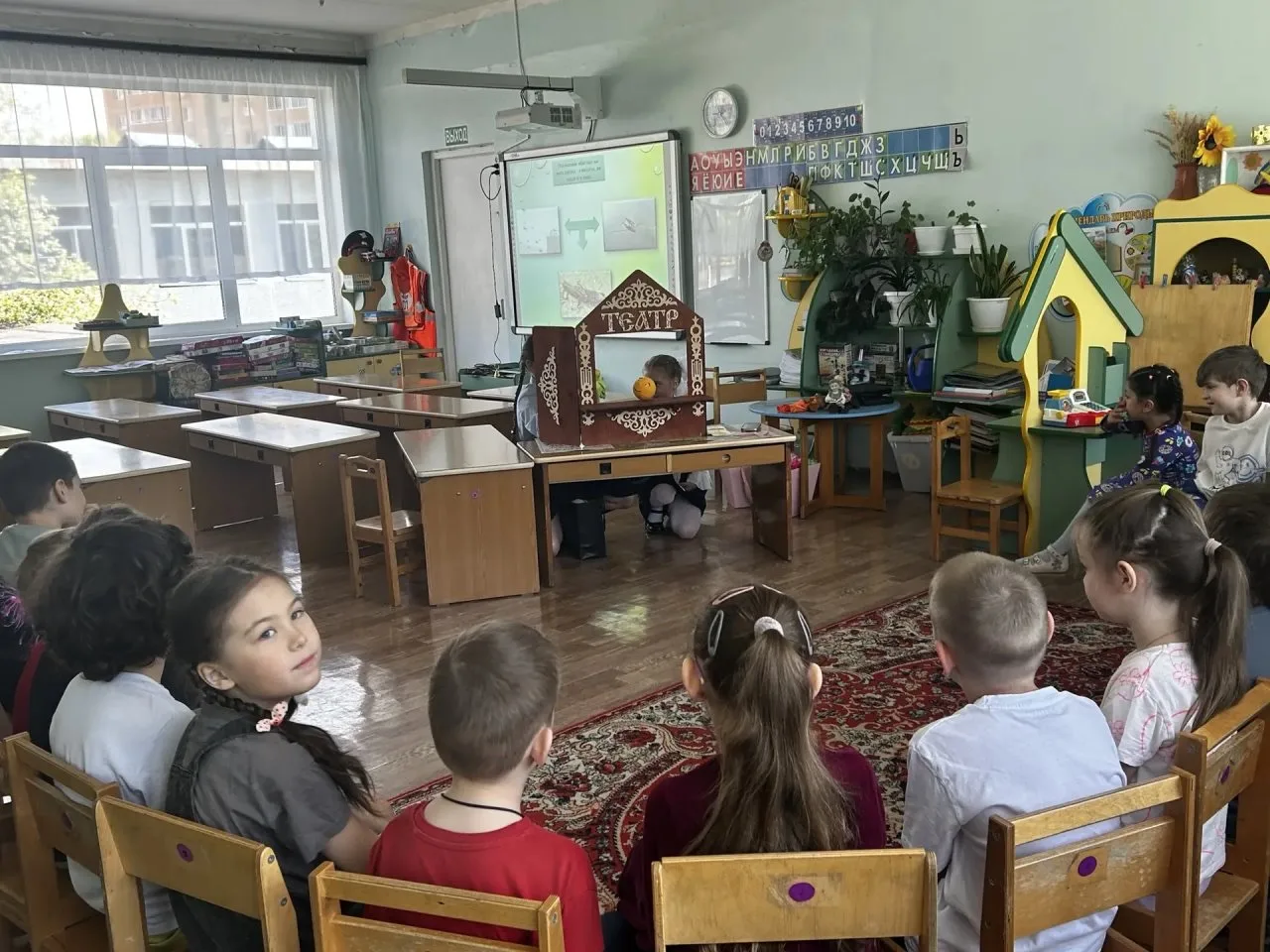 🎭 Настоящая сказка для малышей! Сегодня наши талантливые третьеклассницы Семенова Агния и Шакирова М