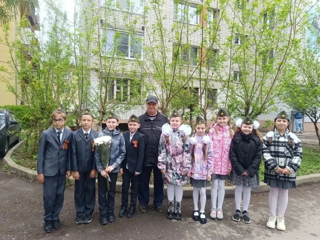 🎖️Ученики 3 «В» класса вместе с родителями поздравили с наступающим Днём Победы Александра Николаеви