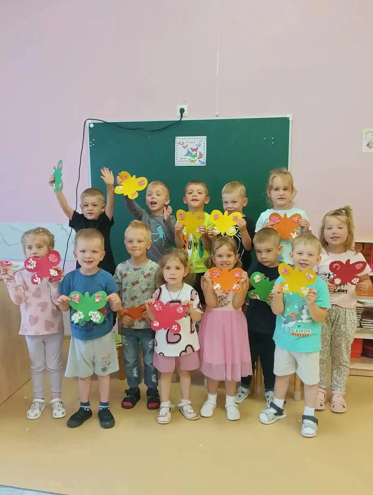 19 июня - день бабочек 🦋.
Педагоги структурного подразделения 2 с ребятами решили сделать аппликаци