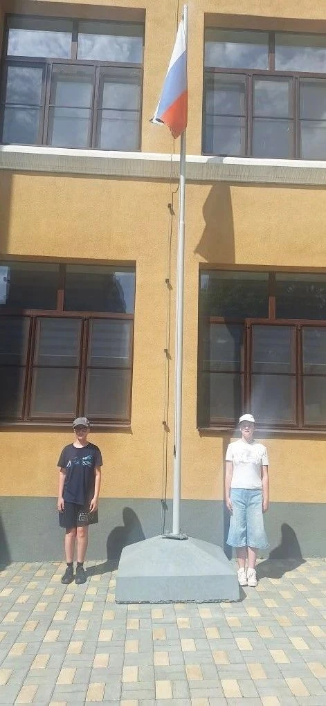 Флаг поднят, гимн прозвучал, сердца загорелись!
В пришкольном лагере «Прометей» прошла линейка ко Дн