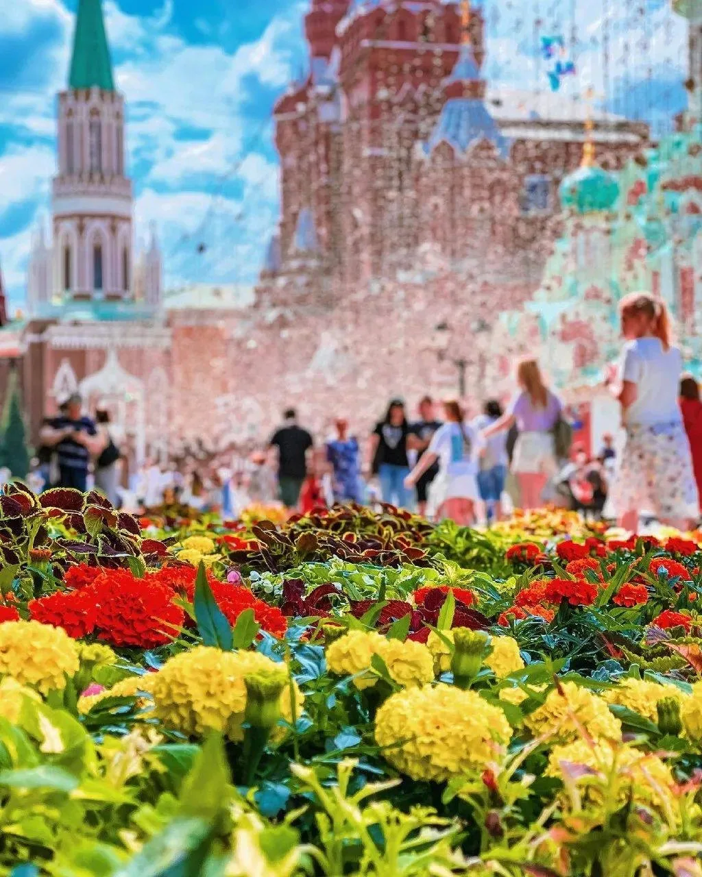 ❤️🌸 Цветущая Никольская  🗺️: 55,75717, 37,62250  📸: carolinamescheryakova  👉 Экскурсия  #Москва  Уют