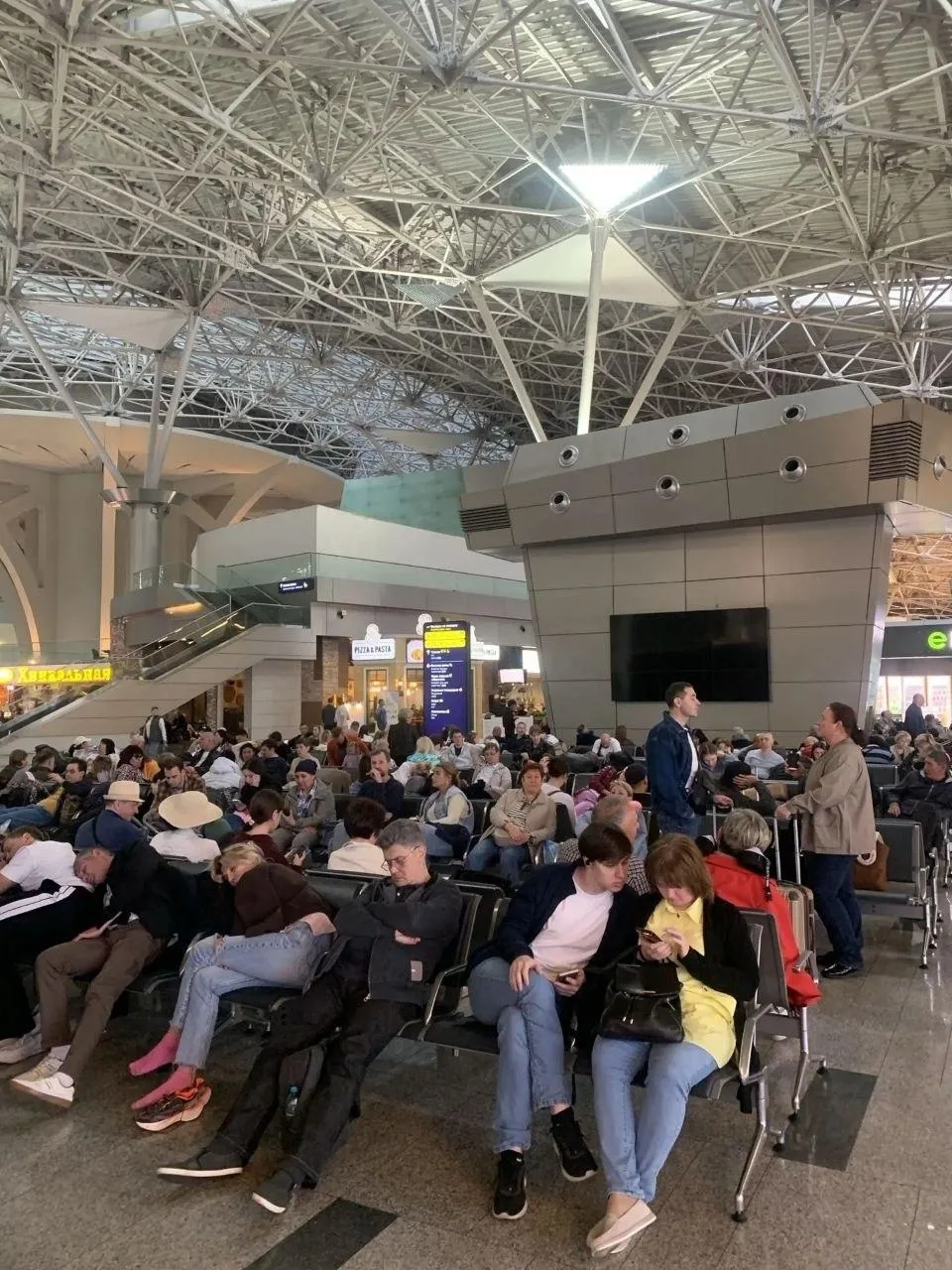 ⚠️✈️ В московских аэропортах наблюдаются массовые задержки и отмены рейсов