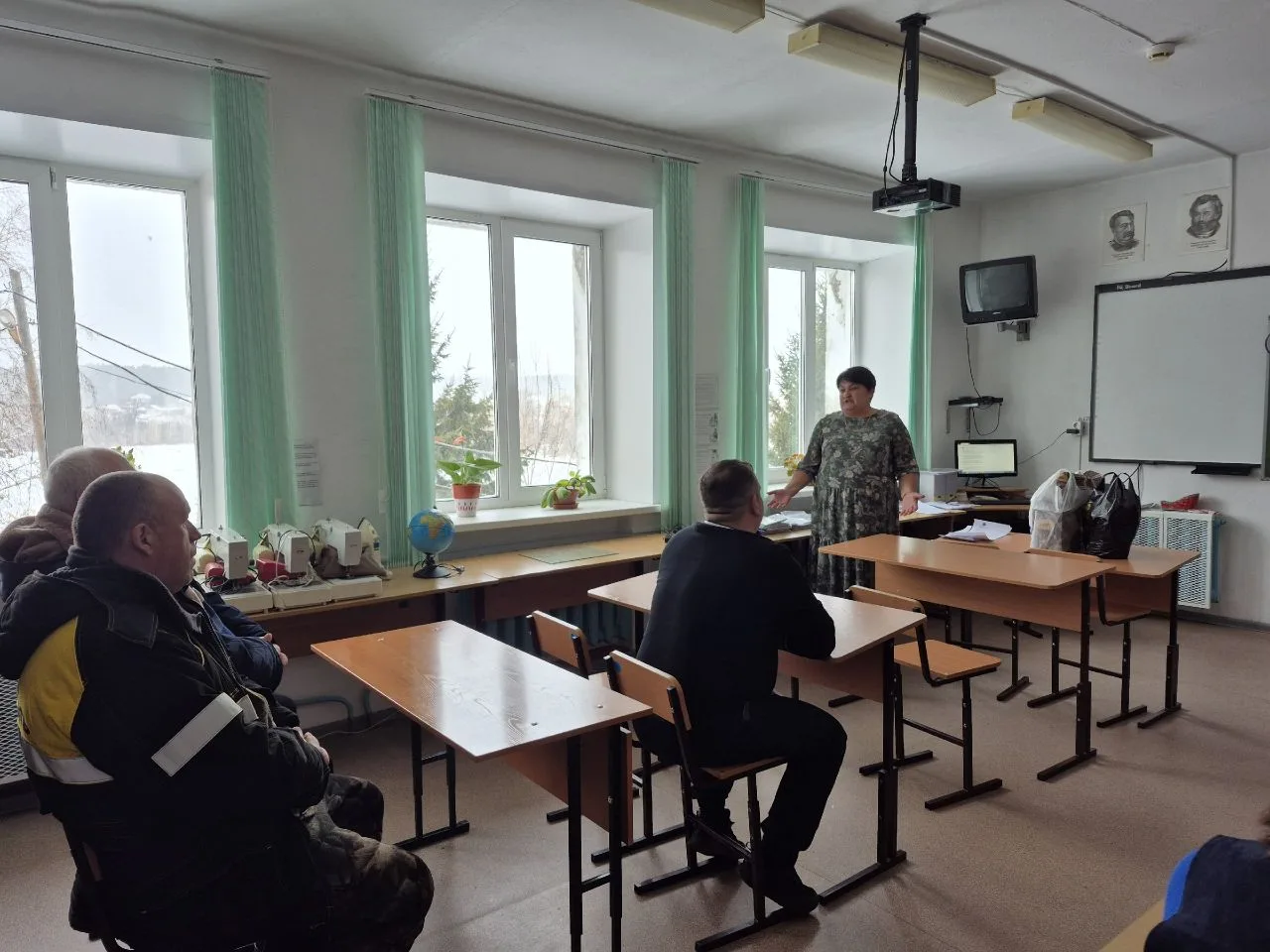 Дорогие коллеги, уважаемые мужчины!

От всей души поздравляем Вас с Днём защитника Отечества — празд