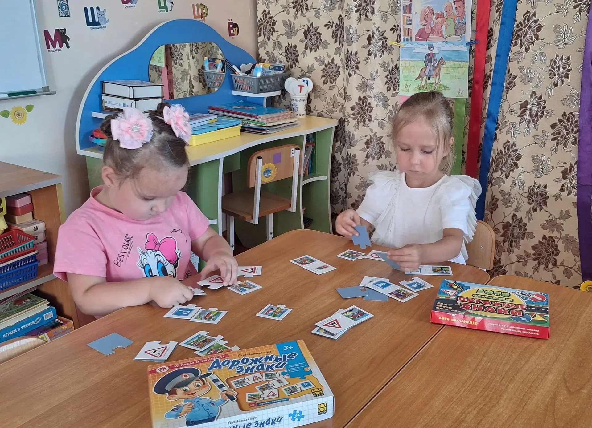 Наши маленькие воспитанники изучают ПДД благодаря игре.