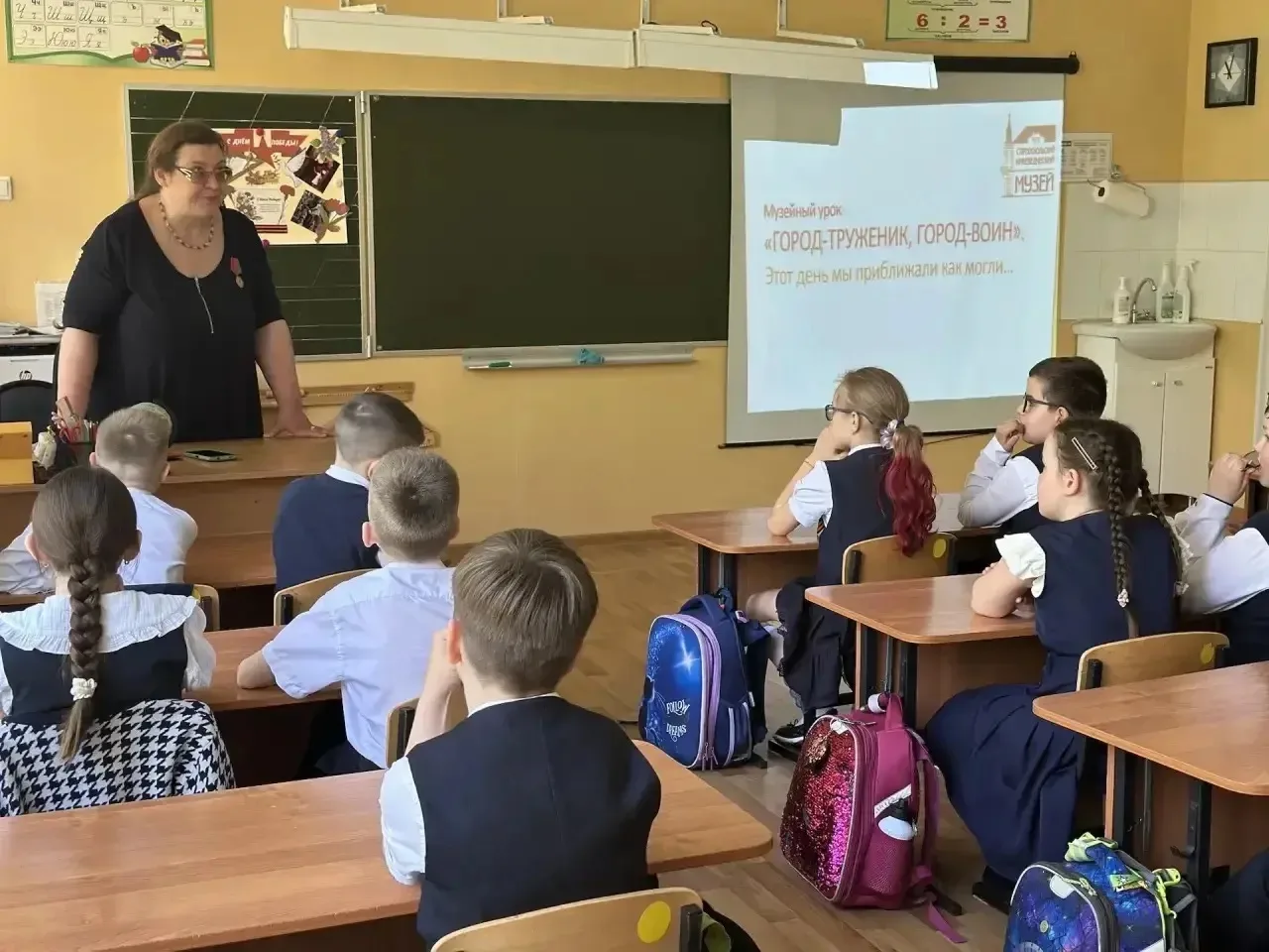 У параллели вторых классов прошёл особенный урок памяти: «Город‑труженик, город‑воин. Этот день мы п