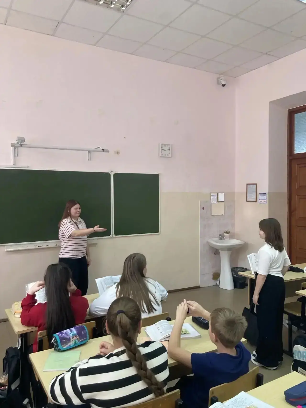 Сегодня, в преддверии Дня учителя, прошел день школьного самоуправления. Наши старшекла...