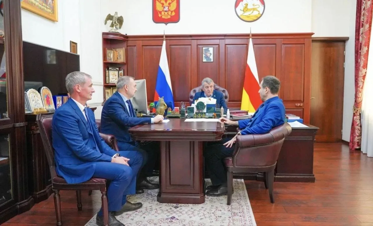 Реконструкцию международного терминала аэропорта «Владикавказ» обсудил Сергей Меняйло с...