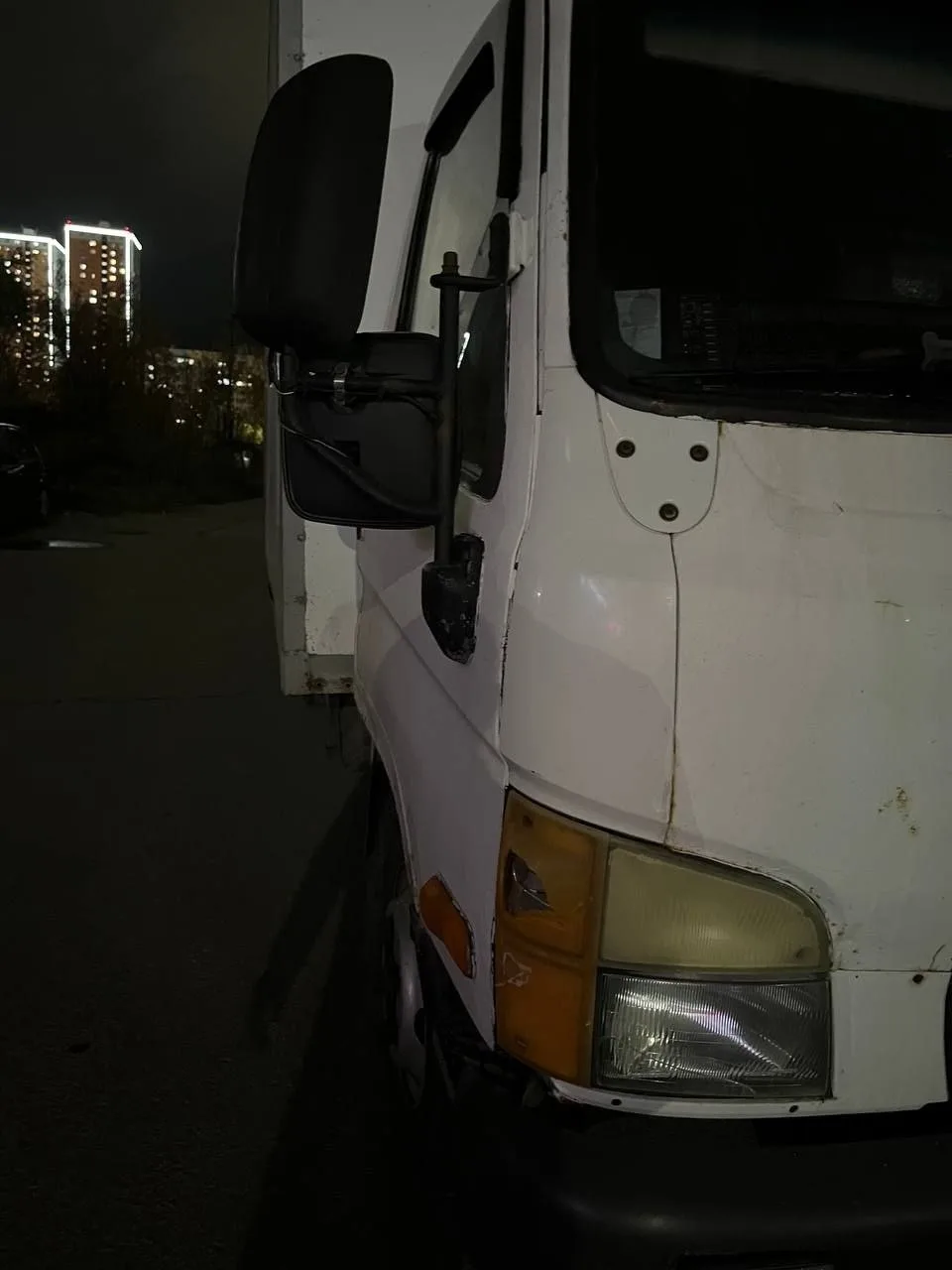 На проспект Комсомольский 48 кто-то задел машину сломали фару и боковой зеркало. Подожд...