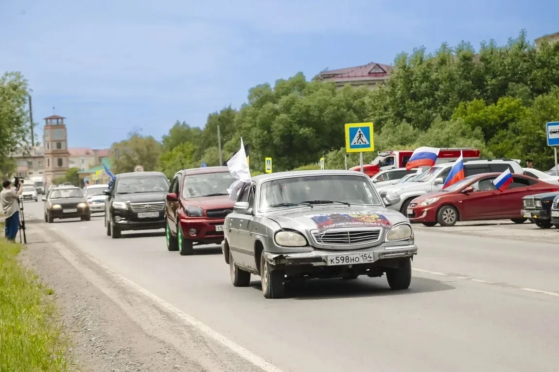 Автопробег «Вперёд, Россия!» проехал по Татарскому округу 🚗💨. Более 50 украшенных машин проследова
