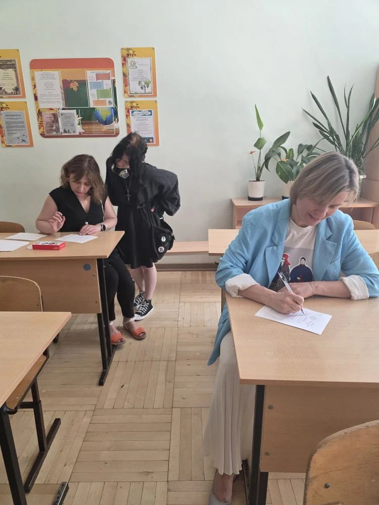 Спасибо всем, кто пришёл с нами на Сенатскую площадь! 📜 или в гимназии продолжается Фестиваль открыт