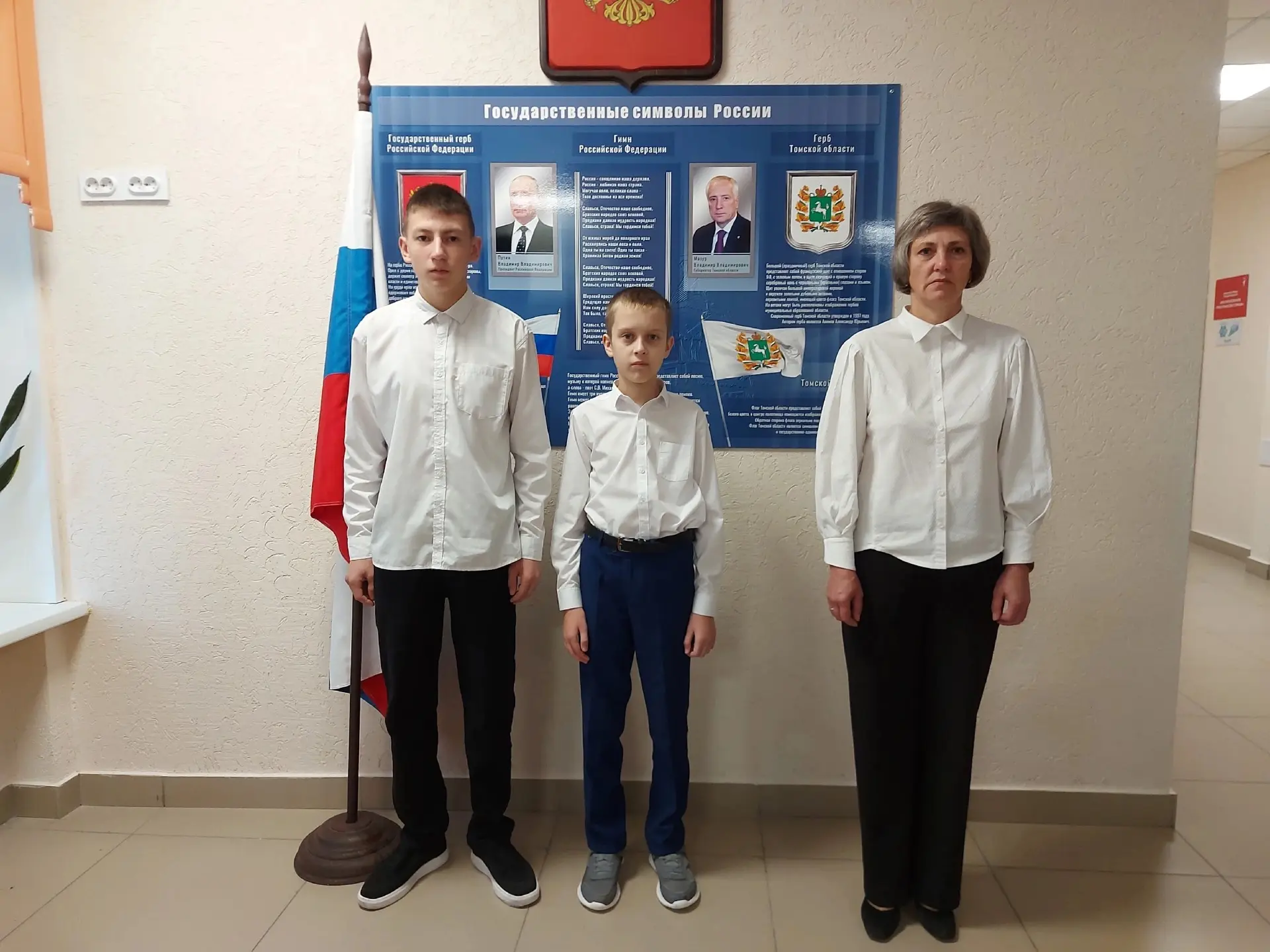 🇷🇺 Учебная неделя традиционно началась с торжественной линейки и поднятия Государстве...