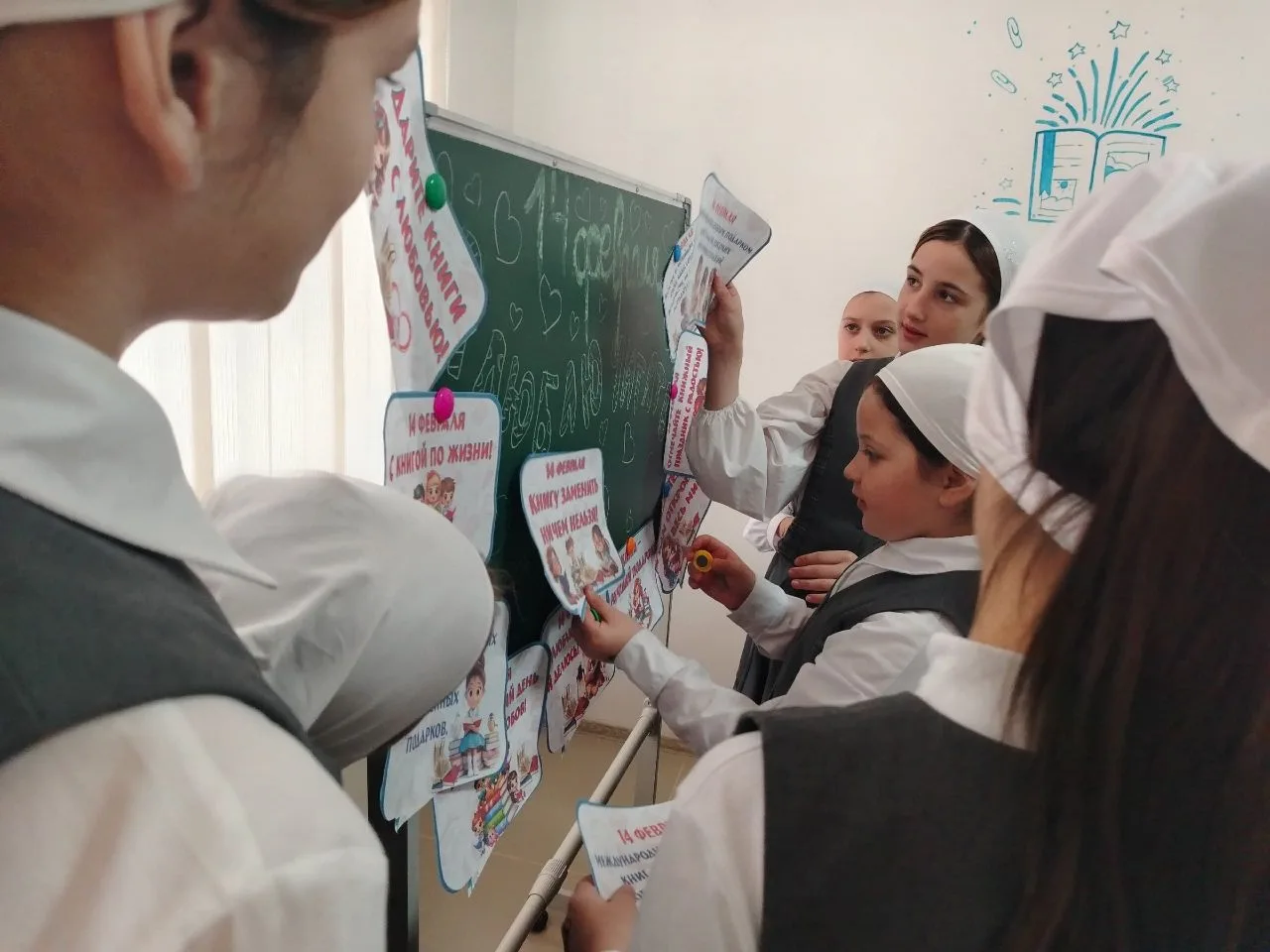 Под руководством советника директора по воспитанию и взаимодействию с детскими общественными объедин