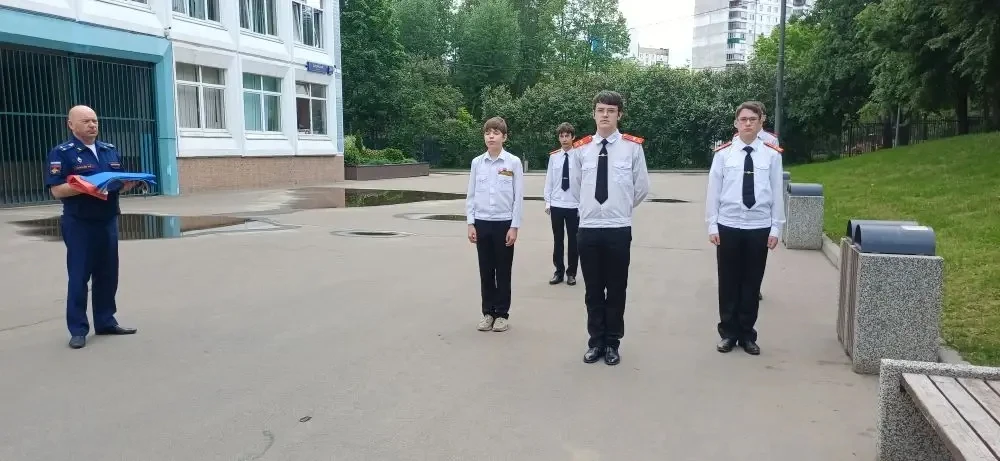 ЦЕРЕМОНИЯ ПОДНЯТИЯ ФЛАГА  🇷🇺 Новая учебная неделя по традиции началась с торжественной церемонии под