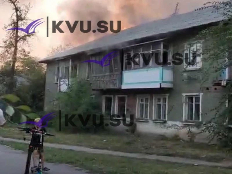 В Шахтах загорелся расселенный двухэтажный дом на проспекте Ленинского Комсомола. Сообщ...