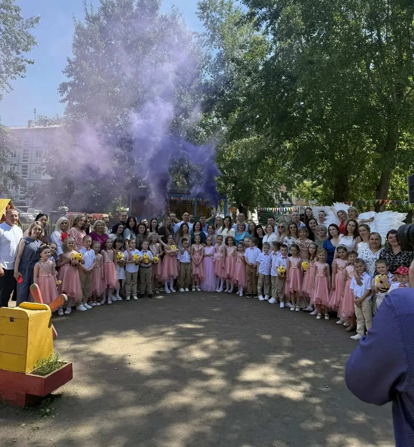 Вот и у нас прошли долгожданные выпускные. В этом году мы выпускали ребят из 3 и 8 группы. Праздники