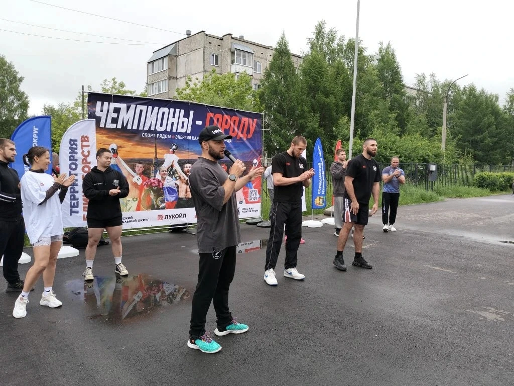 🥊 На стадионе школы № 15 состоялась Открытая зарядка с чемпионами, которую провели зас...
