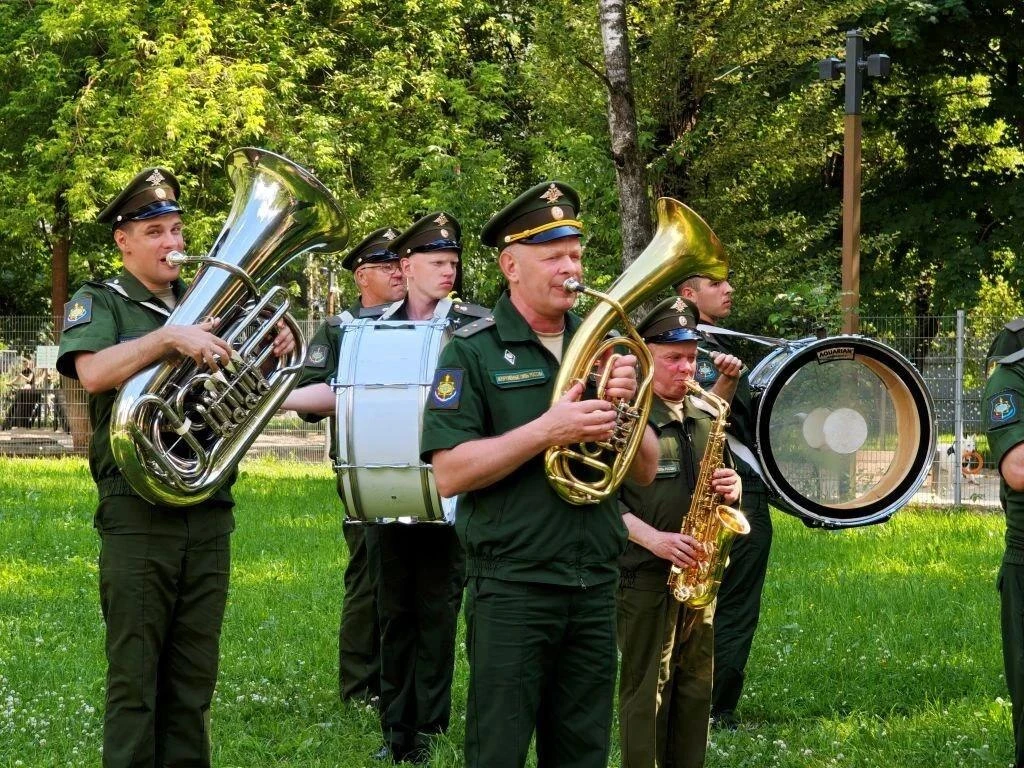 Музыка в Беличьем парке: от маршей до народных мелодий 🎶

Сегодня концертная программа праздника 