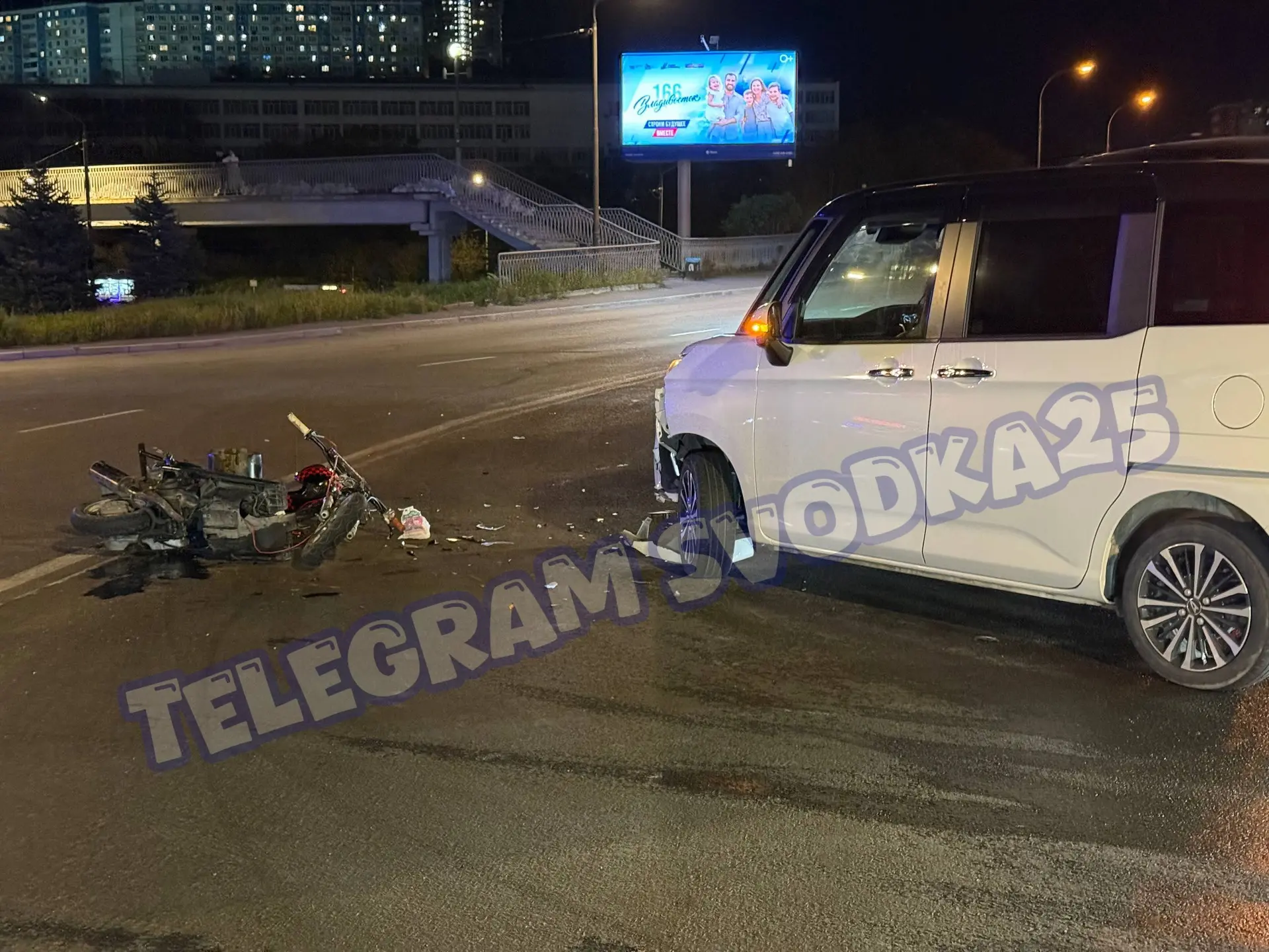 🚨Во Владивостоке на Балева подростки на мопеде удирали от Росгвардии — в итоге они про...