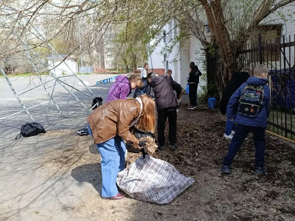Субботник – 2026 в деле! 🧹🌍  Сегодня #МОУСШ81 дала старт Всероссийской неделе субботников «Мы за чис