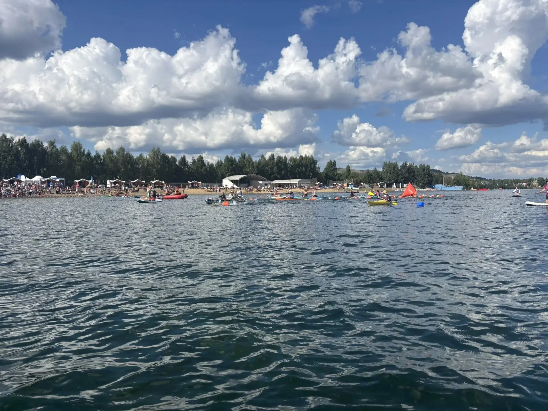 Лето подходит к концу, но купальный сезон ещё продолжается. Вода в реках и озёрах стано...