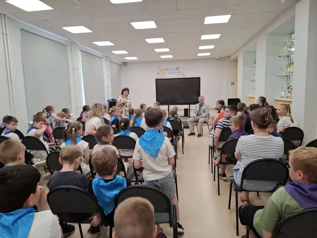 🎙Когда дети говорят от сердца: «Открытый микрофон» в нашем школьном лагере «Радуга» 

Лагерь — это 