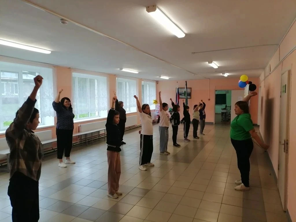 🎉 16‑й день в лагере — заряжаемся энергией и гордимся Родиной! 🇷🇺
Утро началось бодро: все ребята