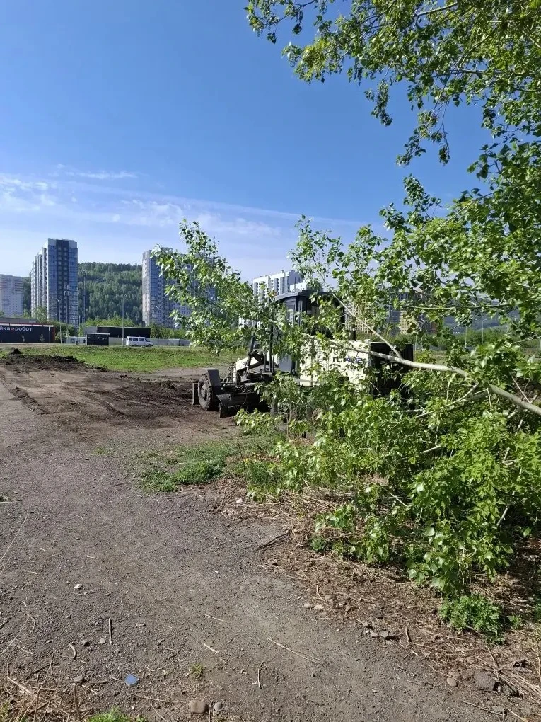 Временная парковка напротив Лесников, 25а