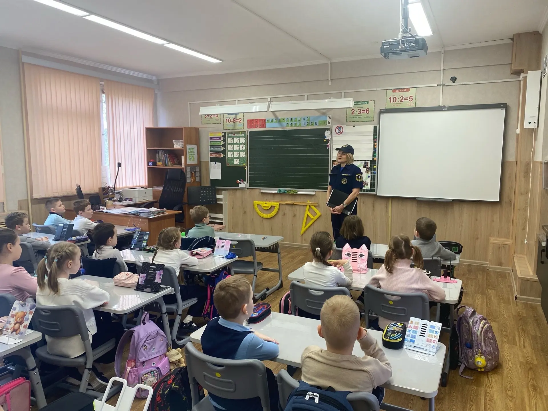 🧑‍🚒 Сегодня в начальной школе прошёл открытый урок, посвящённый Дню пожарной охраны! 🔥 Гостем урока 