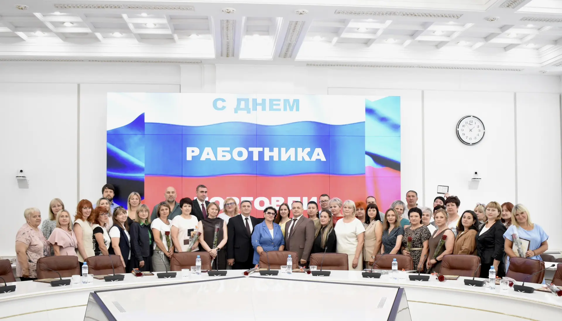В преддверии Дня работника торговли в Правительстве области торжественно наградили работников отрасл