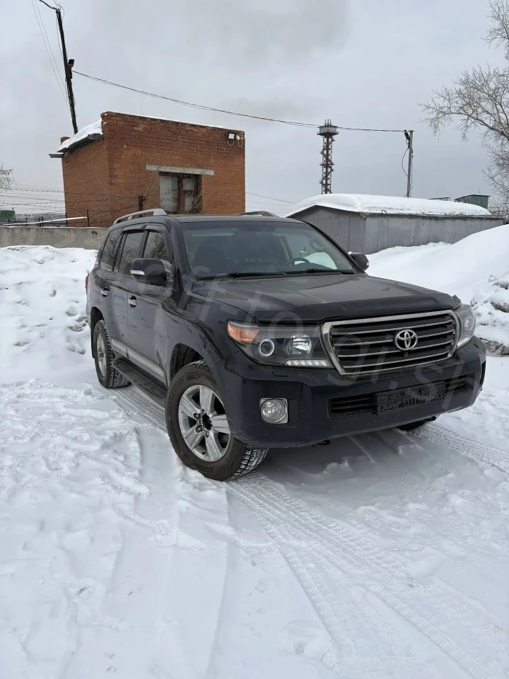Представленный внедорожник Toyota Land Cruiser 200 2014 года выпуска является одним из ...