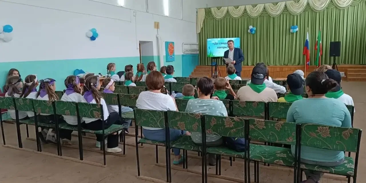 Состоялось торжественное закрытие лагеря"Солнышко". Представляя свои отряды, ребята подготовили ярки