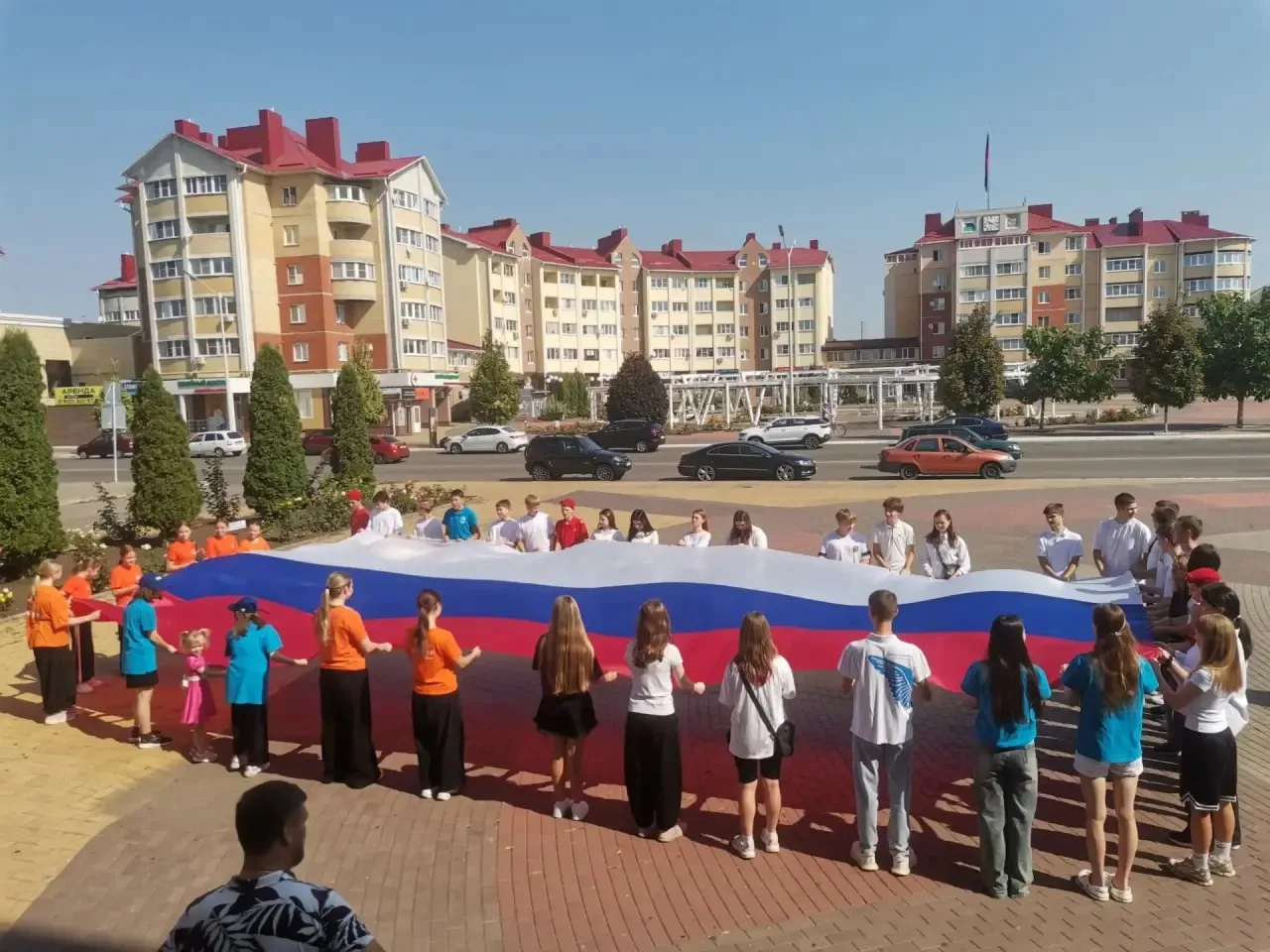 Если присмотреться к августовскому пейзажу, триколор угадывается в нём сам собой: пышны...