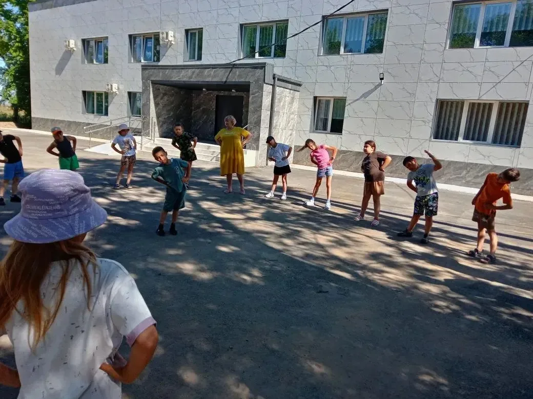 Пришкольный лагерь «Крепыш» ☀️
Утро начинается в лагере с зарядки. Дети таким образом укрепляют свое