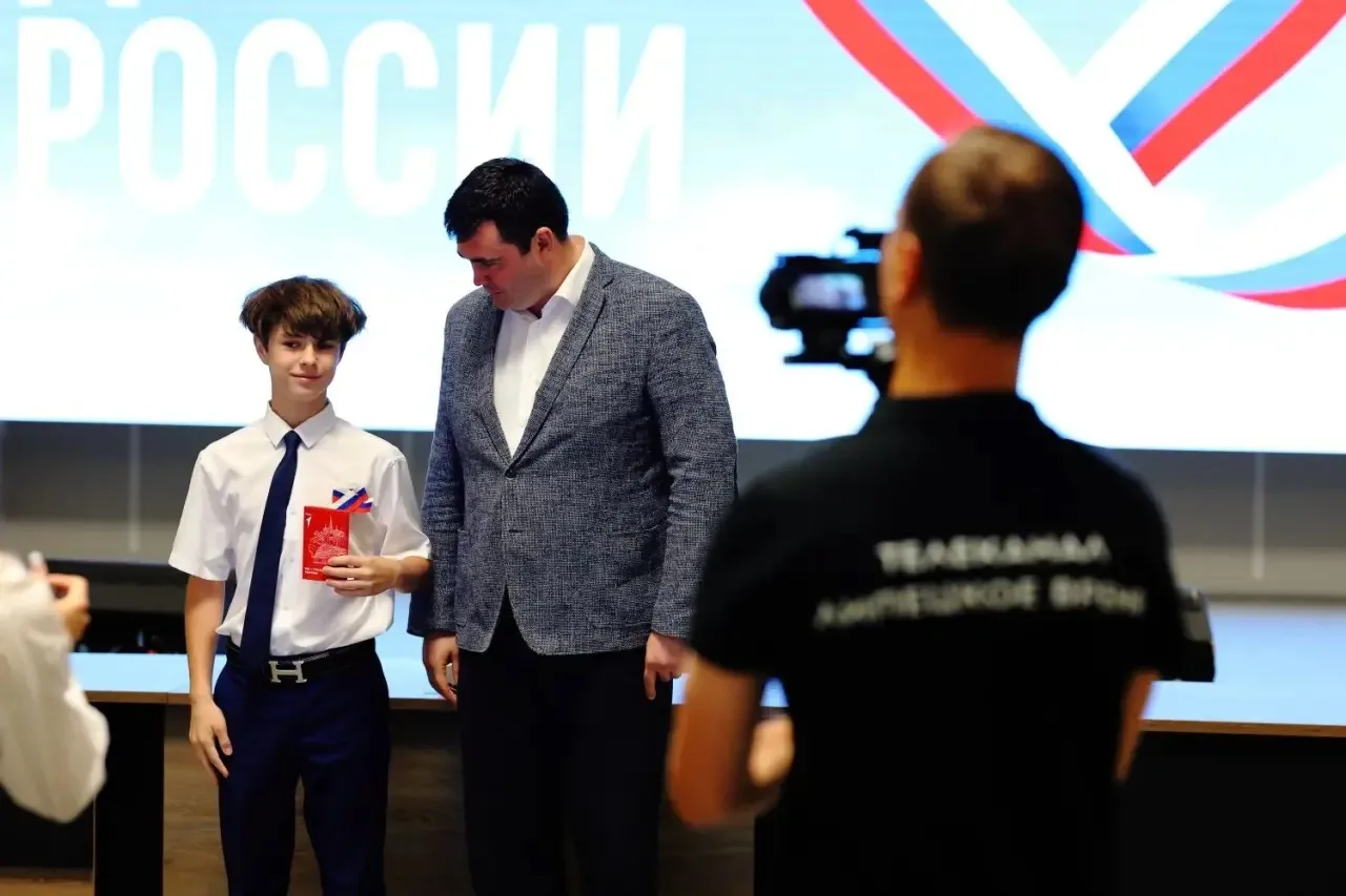 ⚡️11 июня в правительстве Липецкой области прошла торжественная церемония вручения паспортов и госуд