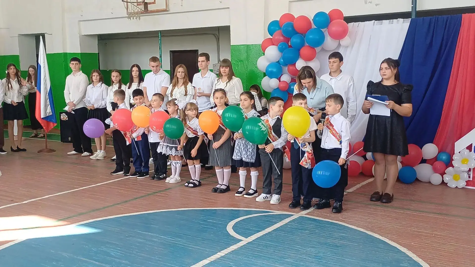 С Днем знаний! В нашей школе прозвенел первый звонок! 🎊🎊🎊Сегодня особенный день — шк...