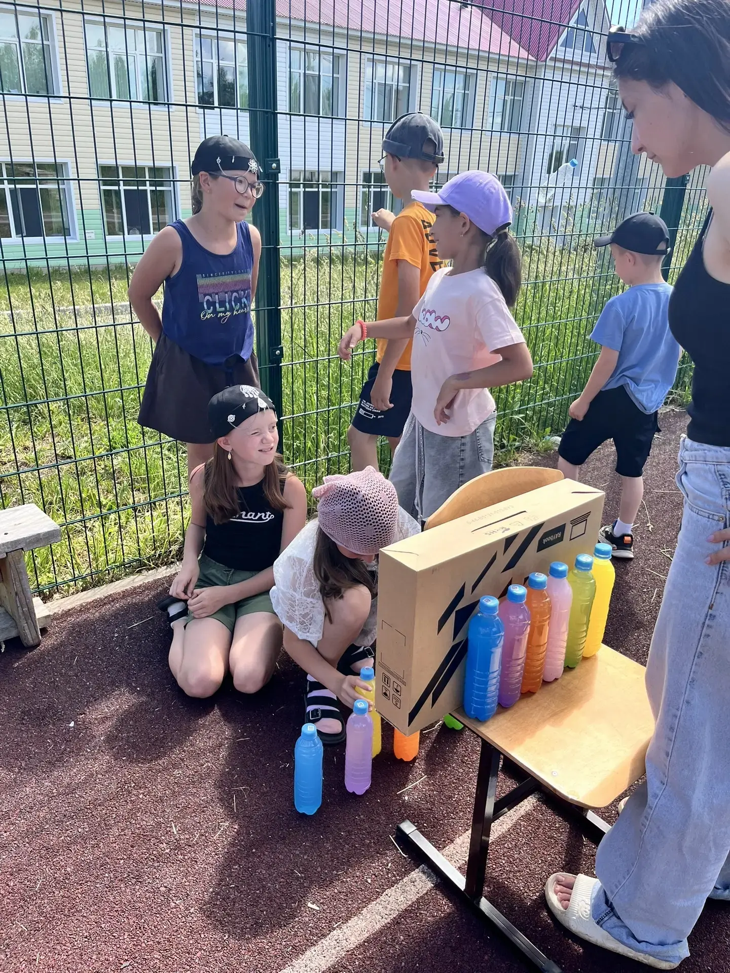 Интересная игра -головоломка, где нужно переливать колбочки с краской в нужные пробирки...