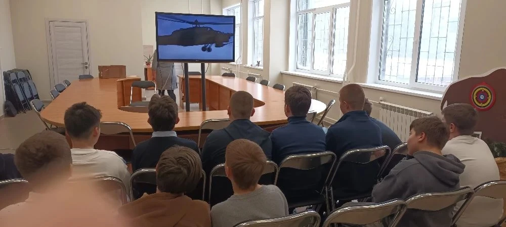 Взгляд в небо и руки в деле: 6А класс в ЦНТИ к 23 Февраля! 🚁  19 февраля для нашего 6А класса выдалс