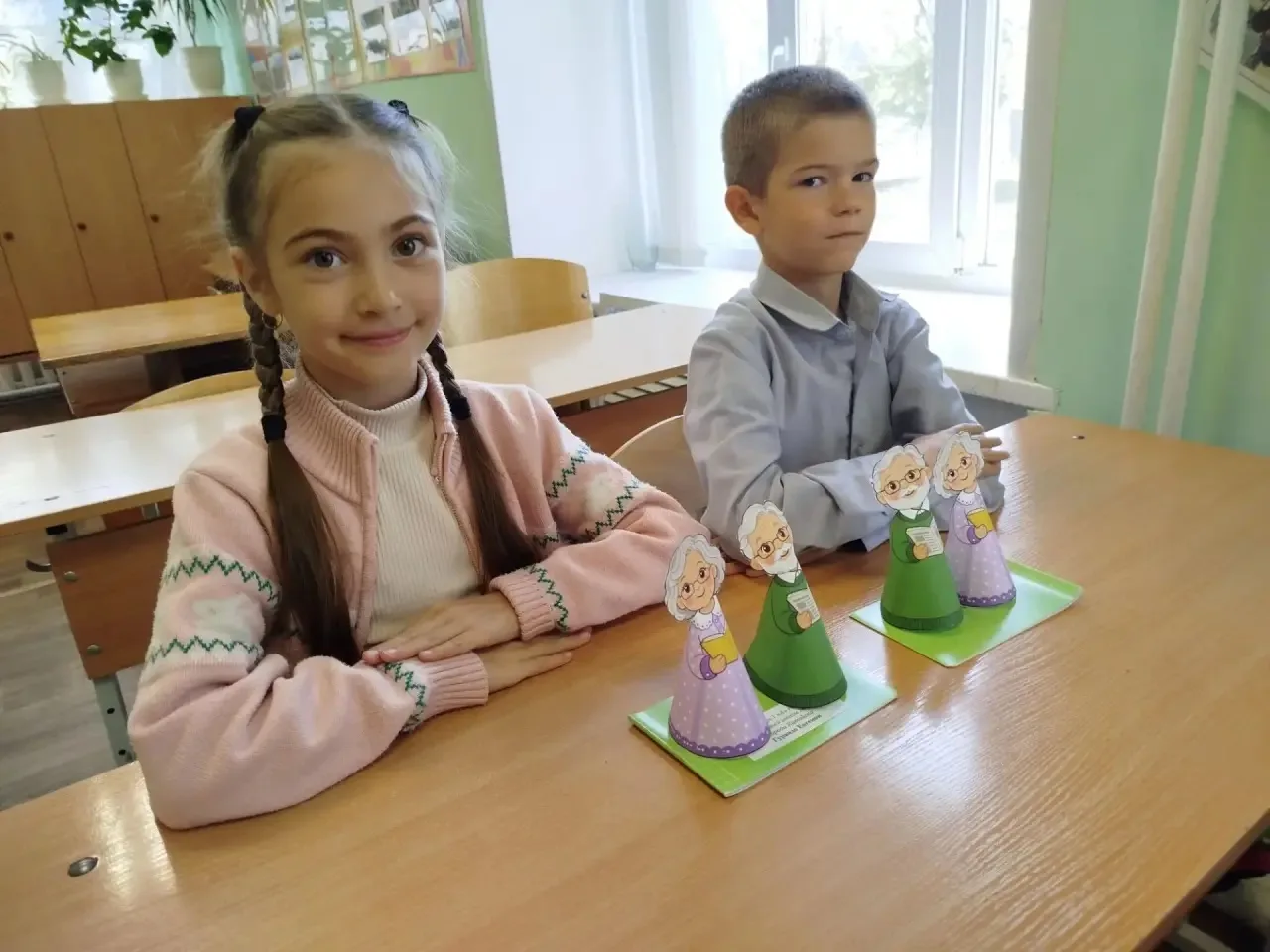 💥1-а  и 2-а подготовили подарки для любимых бабушек и дедушек💖