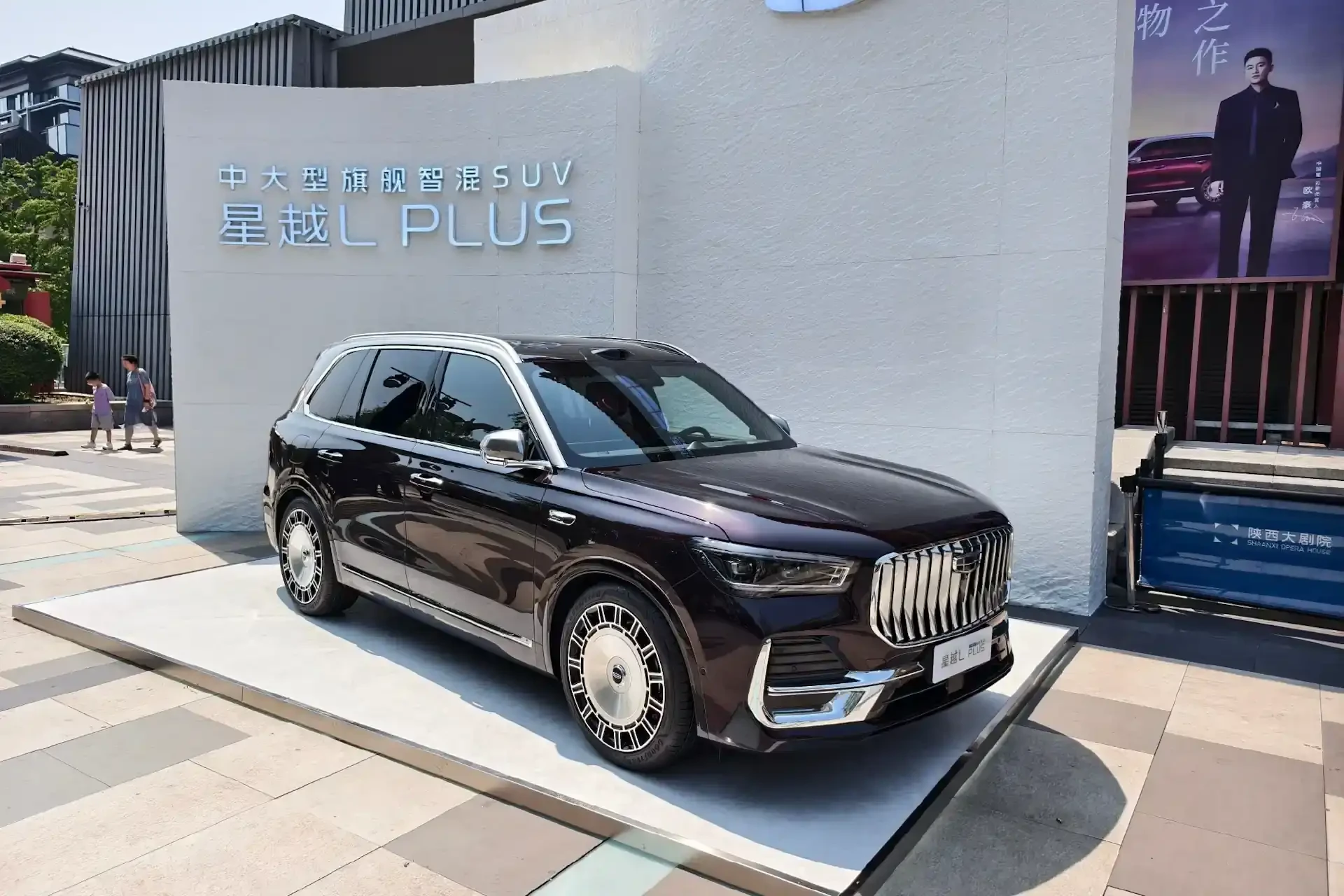 В Китае состоялась презентация нового Geely Monjaro Plus: кроссовер получил систему пом...