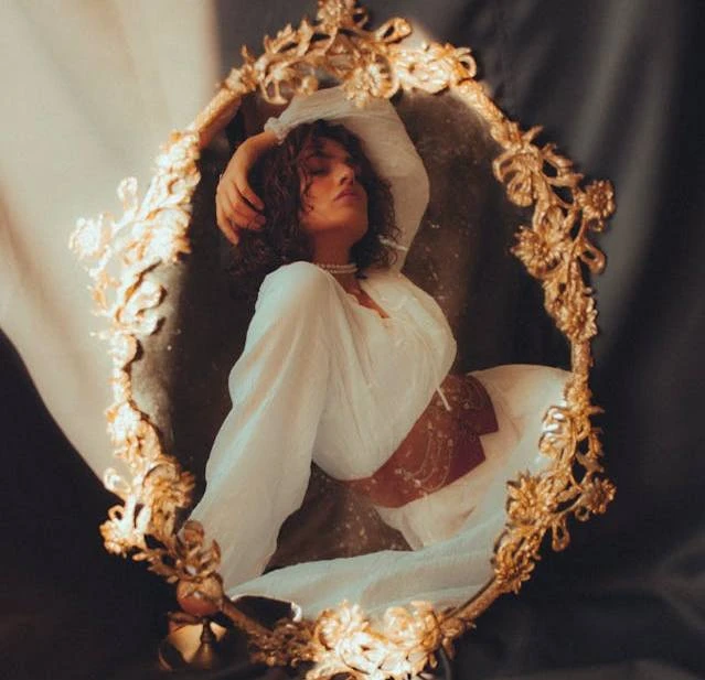 ❤️ Зеркальная практика — для тех, кто чувствует себя чужой в собственной жизни.

Встань перед зеркал