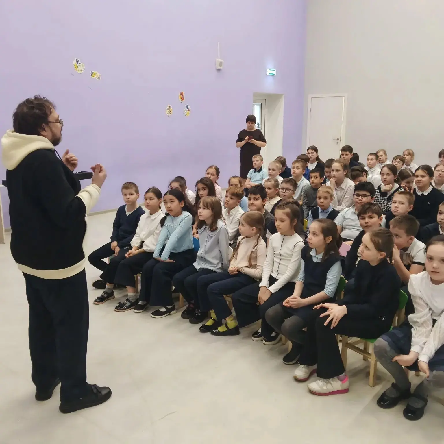 Сегодня начальную школу посетил писатель, актёр, сценарист и педагог Дмитрий Сиротин. Он пишет стихи