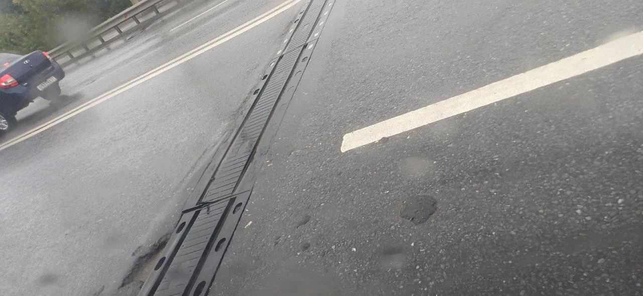 Водители обратили внимание на состояние швов на Гагаринском мосту.