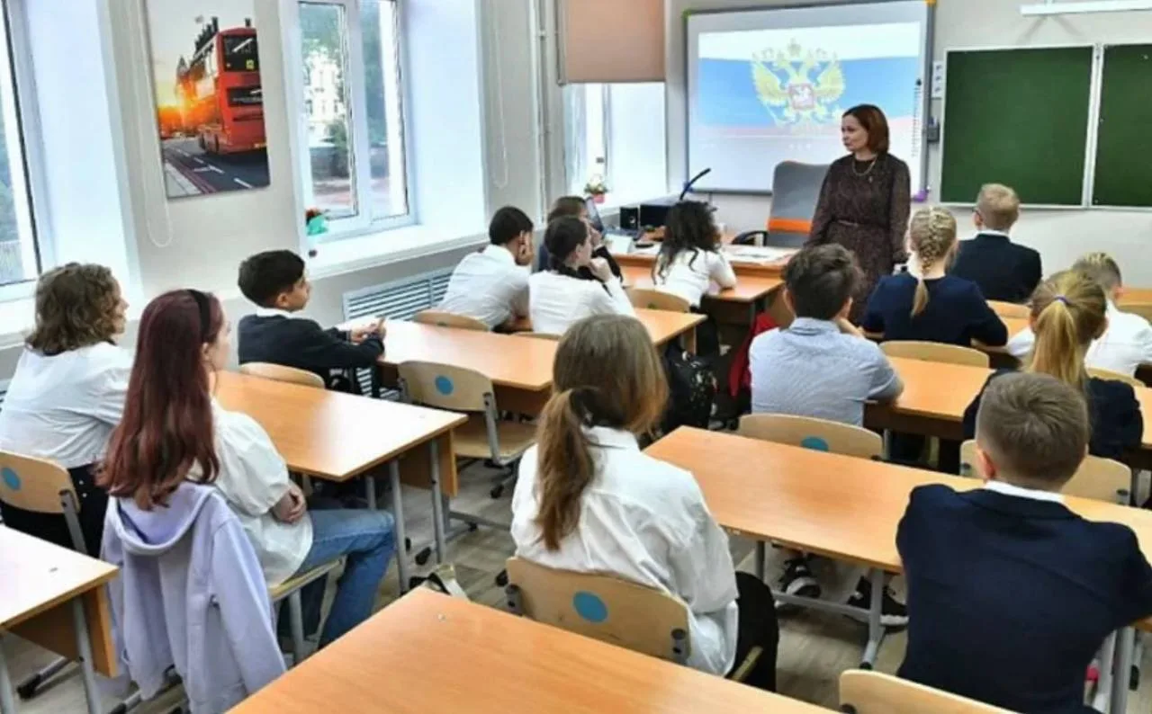 🧐В российских школах могут начать фиксировать учеников, которые «не согласны» с озвуче...