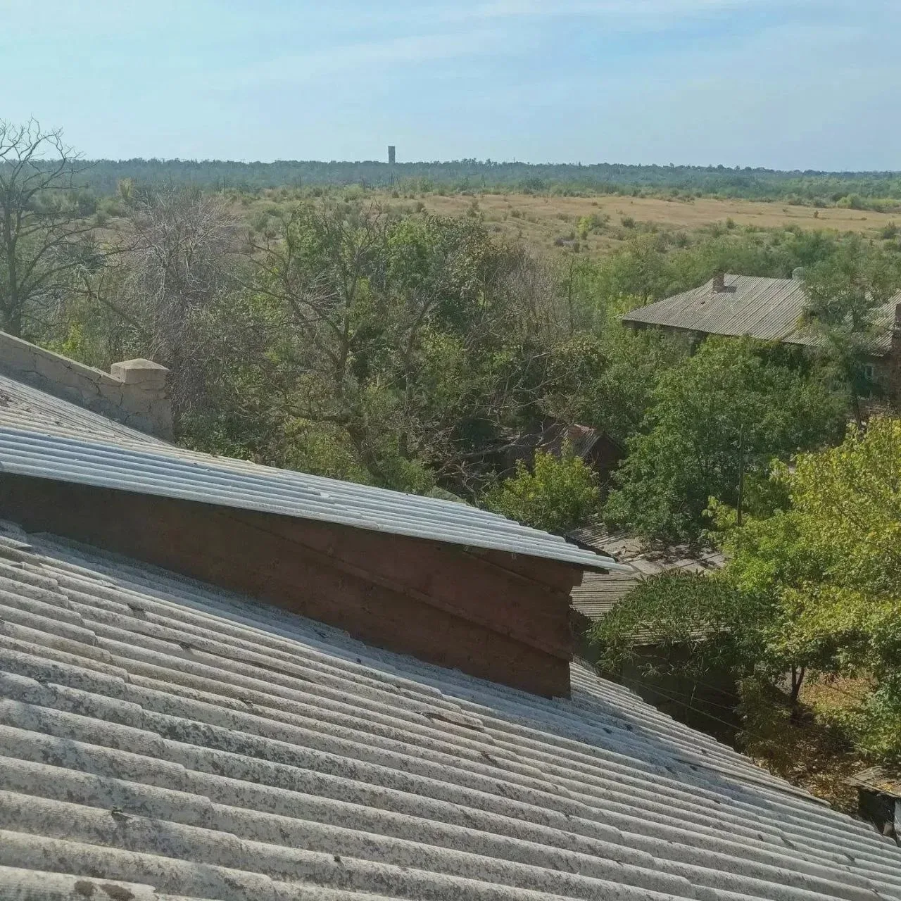 🏠 В домах под управлением ЕУК продолжается текущий ремонт шиферных кровель